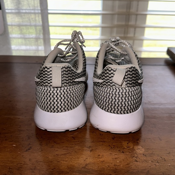 Women’s/Big Kids Nike Roshe - Picture 3 of 4